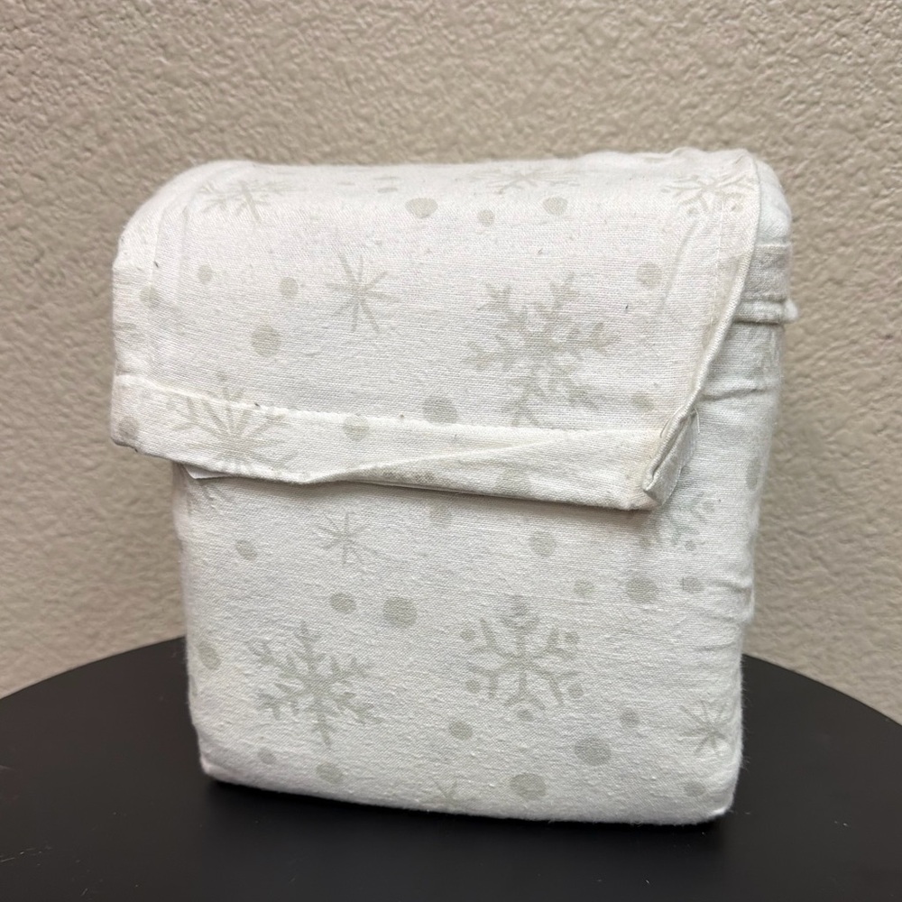 NEW‎ THRESHOLD White and Gray Snowflake Holiday SHEETS QUEEN